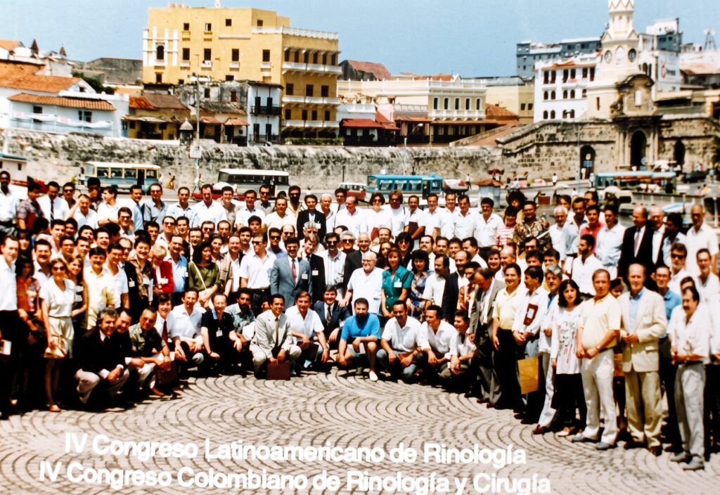 Fotografía de grupo del IV Congreso Latinoamericano de Rinología en la ciudad amurallada de Cartagena